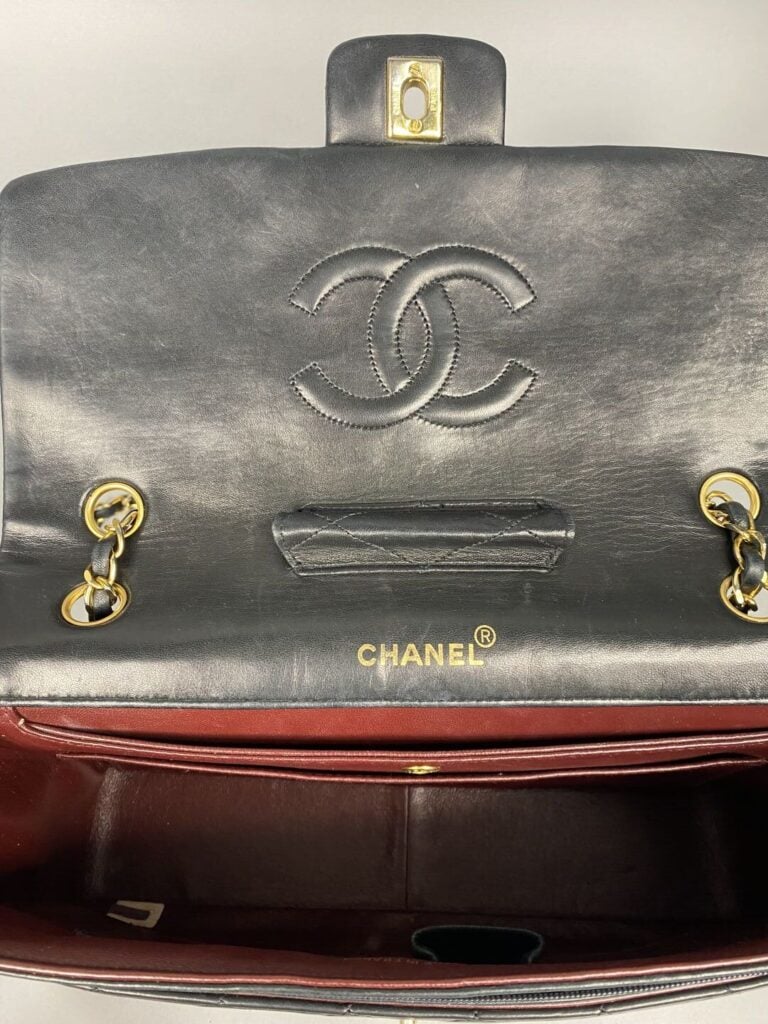CHANEL - Années 1989/91 - Sac « Classique » à rabat en cuir noir, double chaîne…