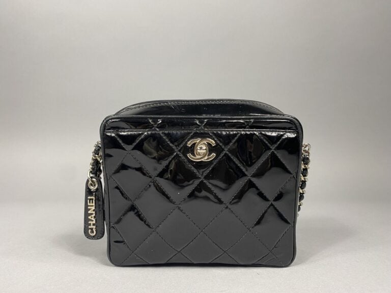 CHANEL - Années 1996/97 - Petit sac en cuir matelassé noir verni, attributs arg…