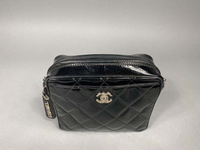 CHANEL - Années 1996/97 - Petit sac en cuir matelassé noir verni, attributs arg…