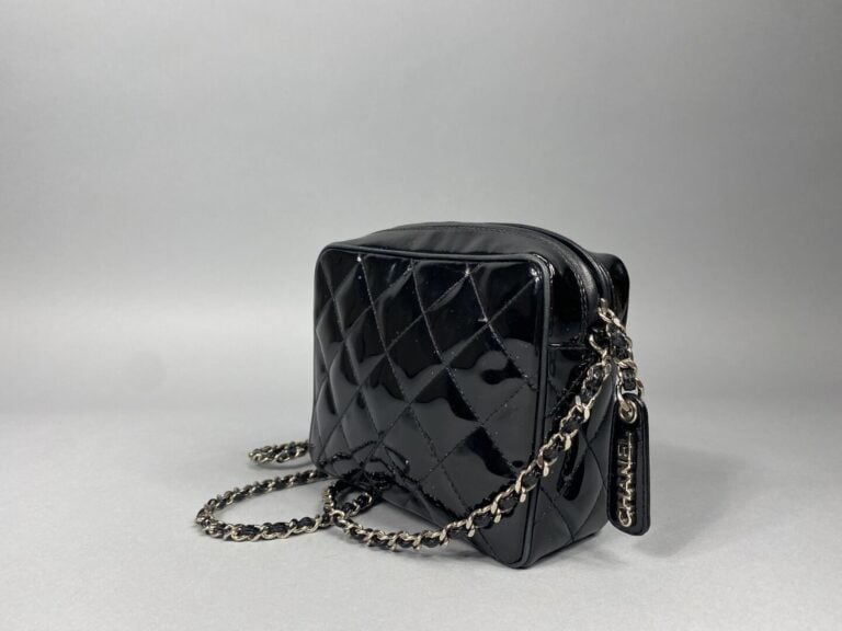 CHANEL - Années 1996/97 - Petit sac en cuir matelassé noir verni, attributs arg…