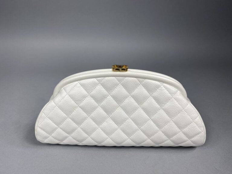 CHANEL - Années 2008/2009 - Pochette demi-lune en cuir caviar matelassé blanc,…