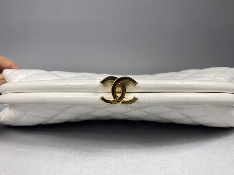 CHANEL - Années 2008/2009 - Pochette demi-lune en cuir caviar matelassé blanc,…