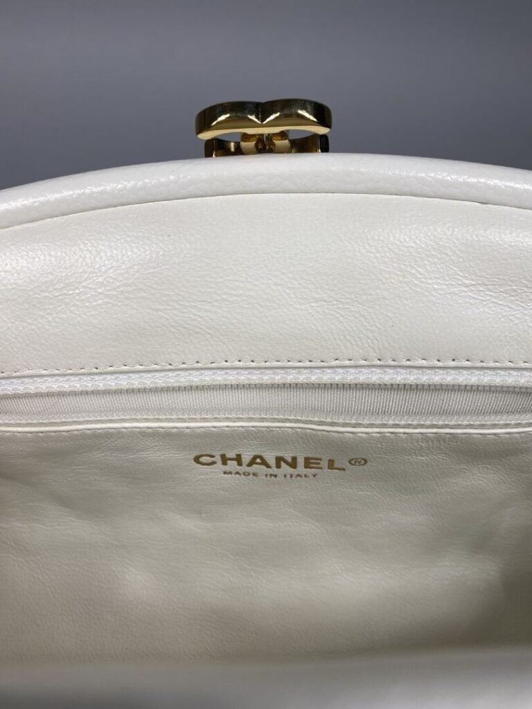 CHANEL - Années 2008/2009 - Pochette demi-lune en cuir caviar matelassé blanc,…
