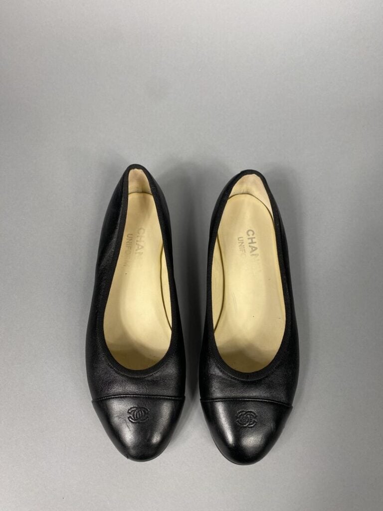 CHANEL - Ballerines en cuir noir siglees CC sur l'avant. - Pointure 37. - Très…