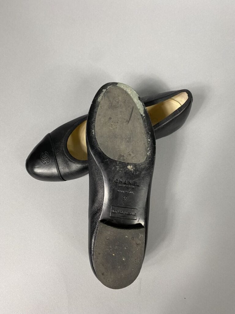 CHANEL - Ballerines en cuir noir siglees CC sur l'avant. - Pointure 37. - Très…