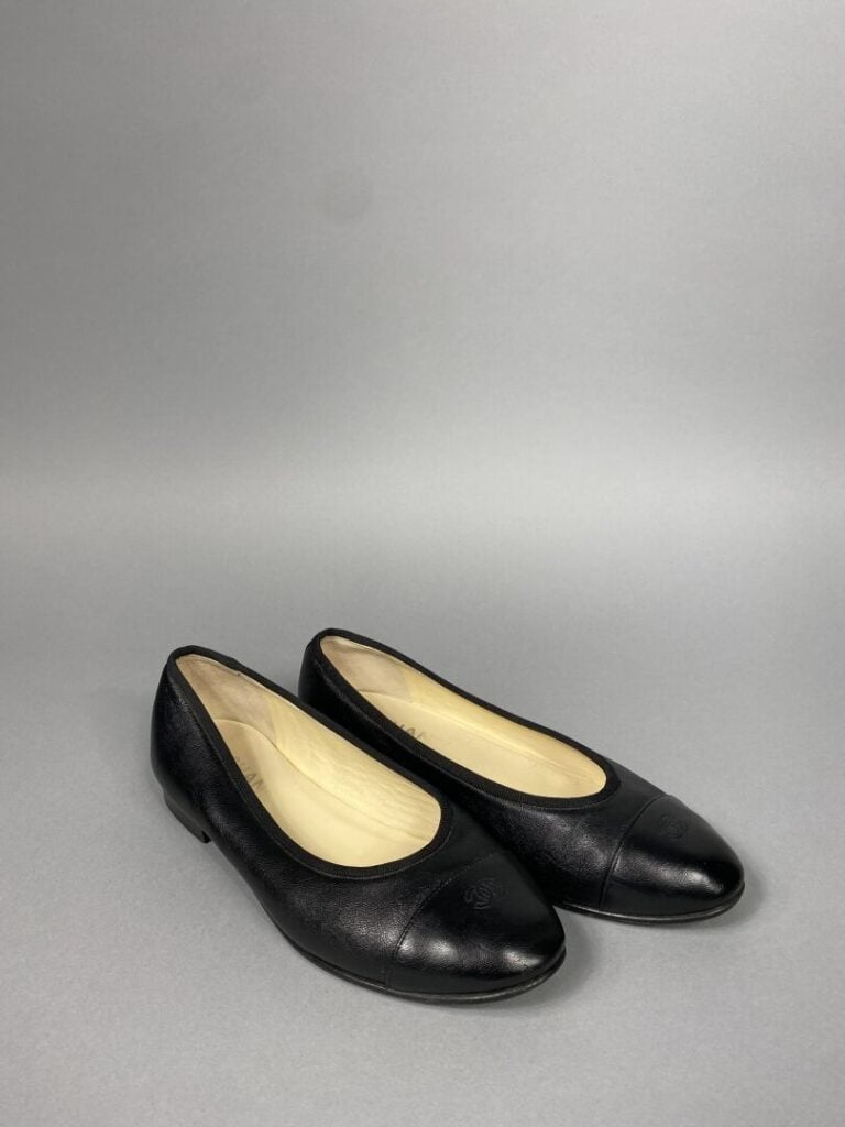 CHANEL - Ballerines en cuir noir siglees CC sur l'avant. - Pointure 37. - Très…