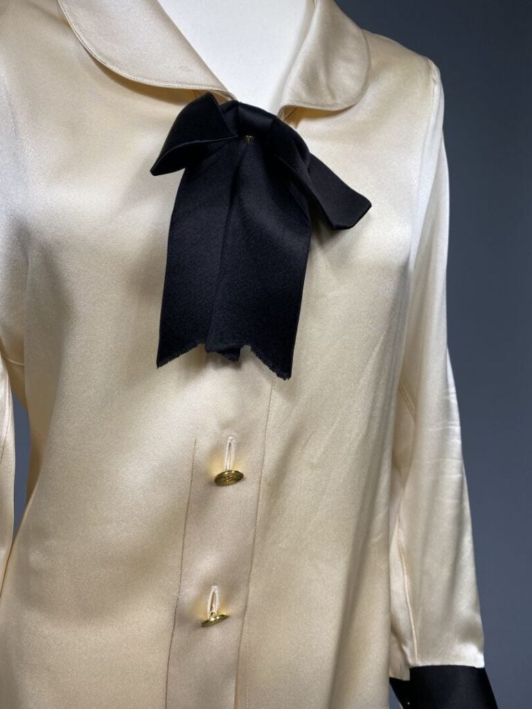 CHANEL - Blouse en soie ivoire, noeud noir - Taille 40 - (petites taches, col j…
