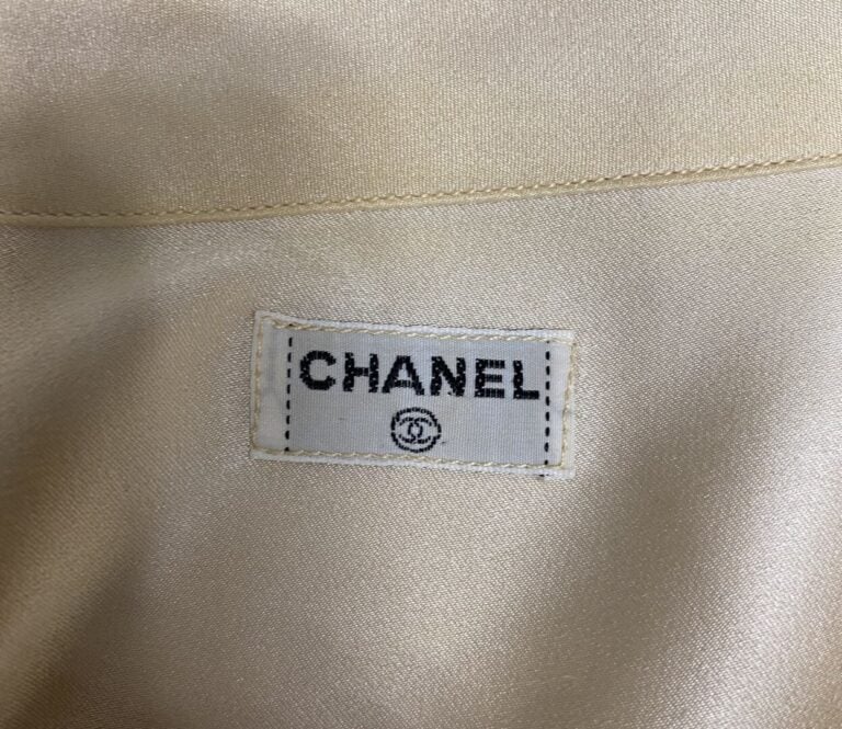 CHANEL - Blouse en soie ivoire, noeud noir - Taille 40 - (petites taches, col j…