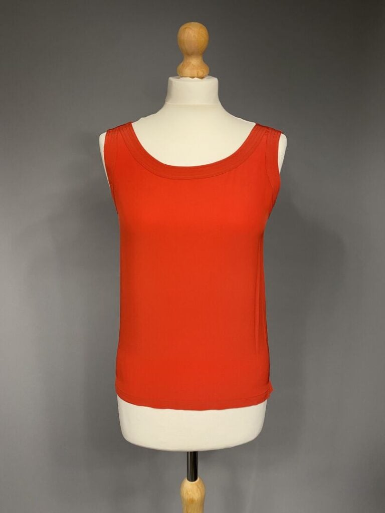 CHANEL - Blouse sans manche à encolure ronde en soie rouge, fermeture par un bo…