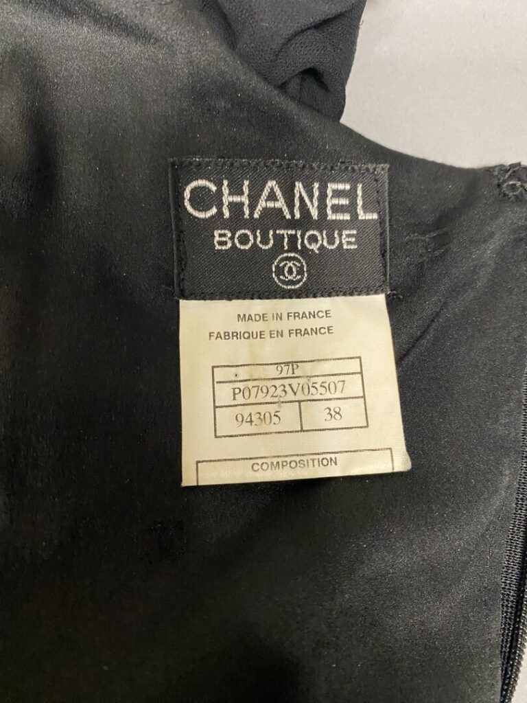 CHANEL Boutique - Robe longue à larges bretelles en viscose noire, fermeture zi…