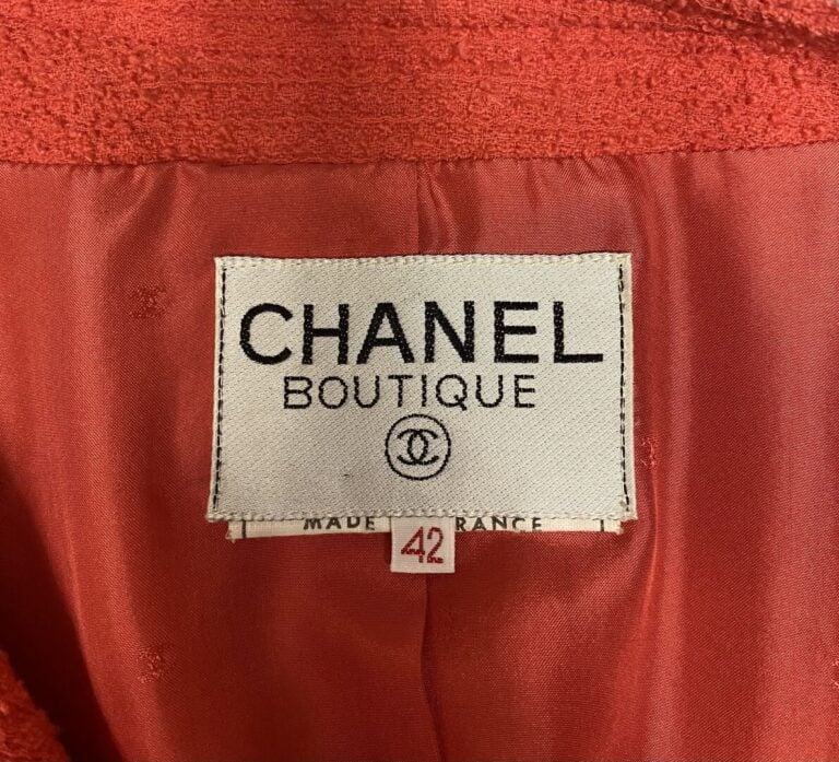 CHANEL Boutique - Tailleur en laine et soie rouge comprenant une veste et une j…