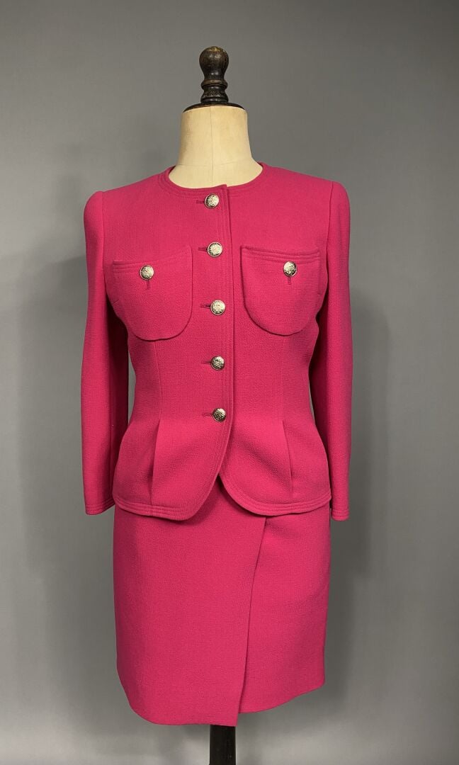 CHANEL Boutique - Tailleur en tweed de laine fushia comprenant : - -une veste s…