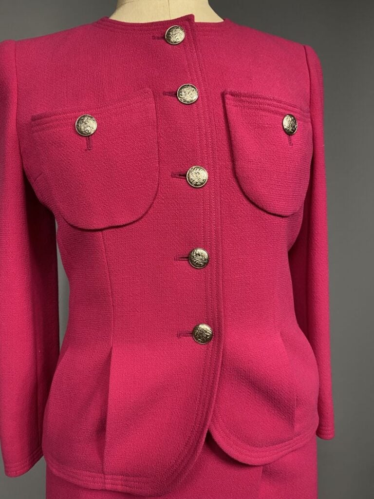 CHANEL Boutique - Tailleur en tweed de laine fushia comprenant : - -une veste s…