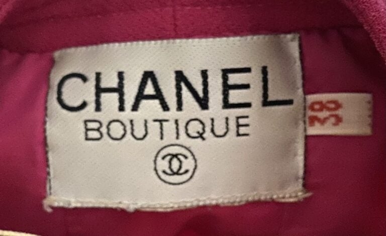 CHANEL Boutique - Tailleur en tweed de laine fushia comprenant : - -une veste s…