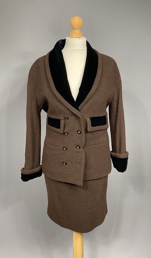 CHANEL Boutique - Tailleur en tweed de laine marron souligné de tissu velours n…
