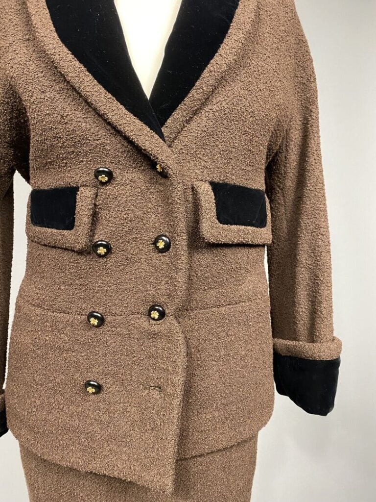 CHANEL Boutique - Tailleur en tweed de laine marron souligné de tissu velours n…