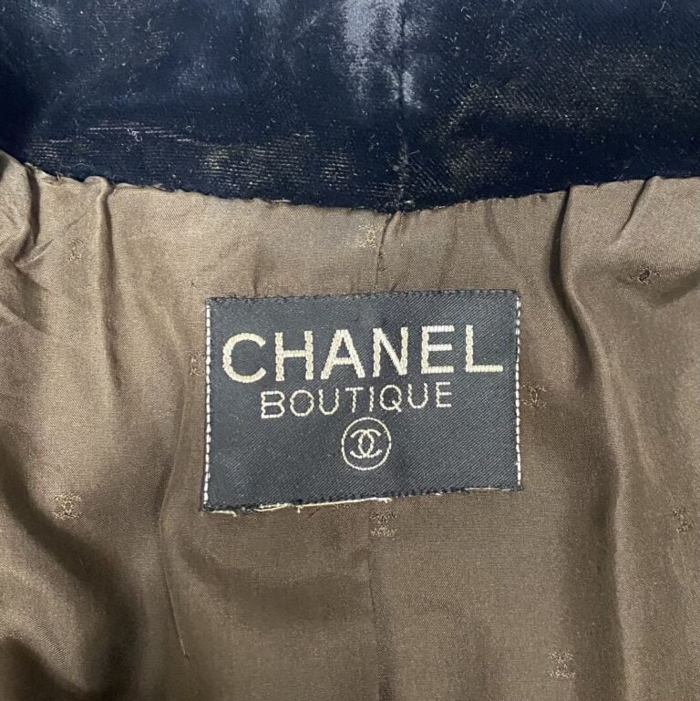 CHANEL Boutique - Tailleur en tweed de laine marron souligné de tissu velours n…