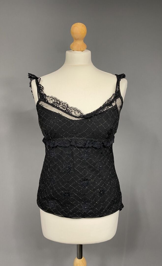 CHANEL - Caraco à fines bretelles en dentelle noire à motifs de fleurs sur fond…