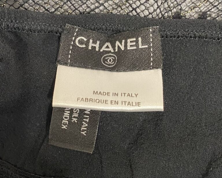 CHANEL - Caraco à fines bretelles en dentelle noire à motifs de fleurs sur fond…