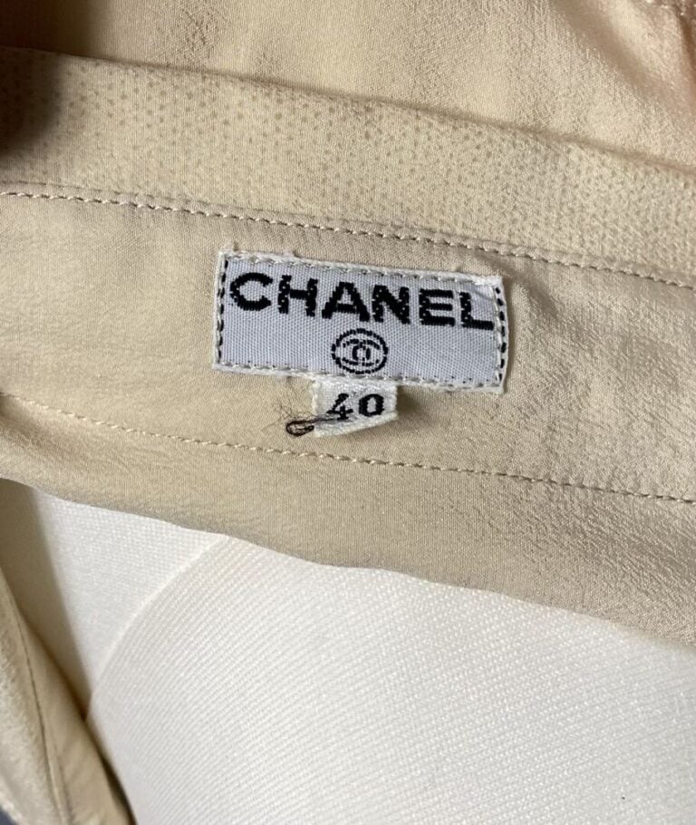 CHANEL - Chemise en soie beige - Taille 40 - (petites taches, col jauni)