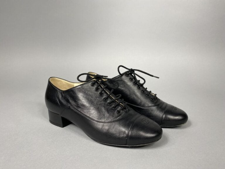 CHANEL - Derbys à lacets en cuir noir, siglees CC sur l'avant. - Talon de 3 cm…