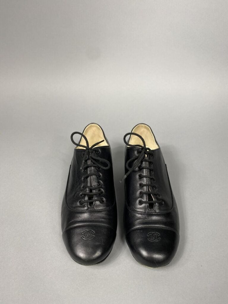 CHANEL - Derbys à lacets en cuir noir, siglees CC sur l'avant. - Talon de 3 cm…