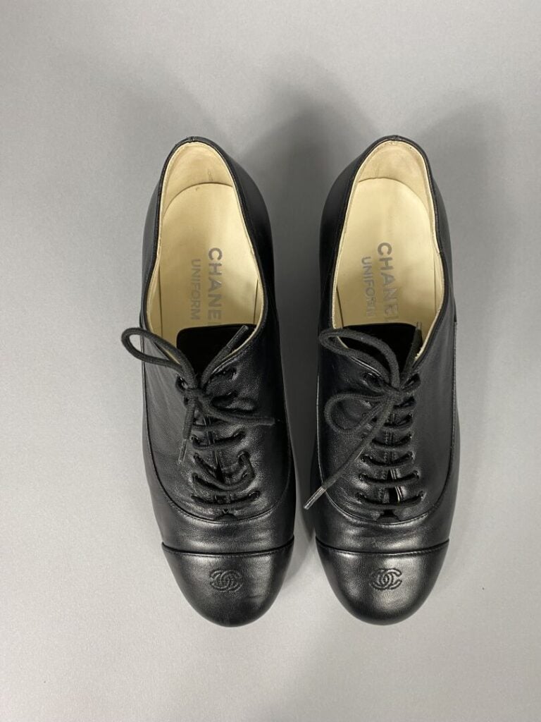 CHANEL - Derbys à lacets en cuir noir, siglees CC sur l'avant. - Talon de 3 cm…