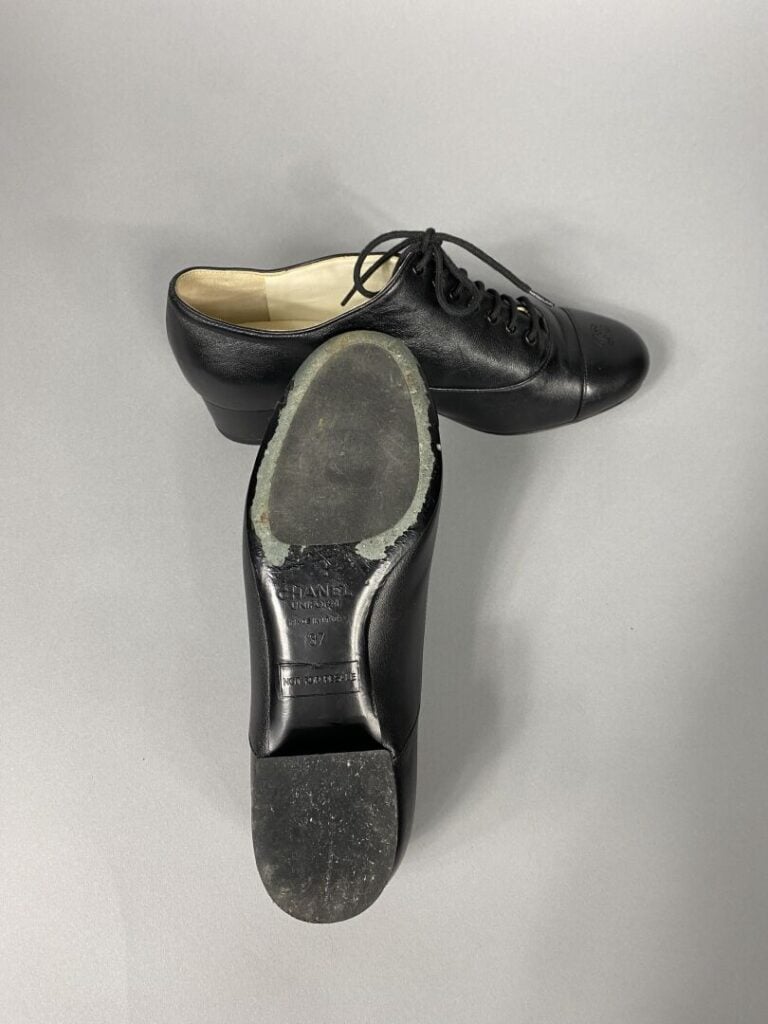 CHANEL - Derbys à lacets en cuir noir, siglees CC sur l'avant. - Talon de 3 cm…