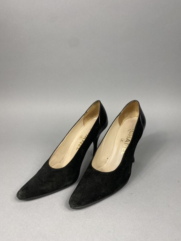 CHANEL - Deux paires d'escarpins à bout pointu, l'une en daim noir avec talon v…