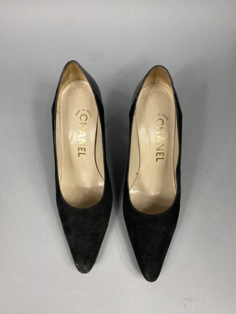 CHANEL - Deux paires d'escarpins à bout pointu, l'une en daim noir avec talon v…