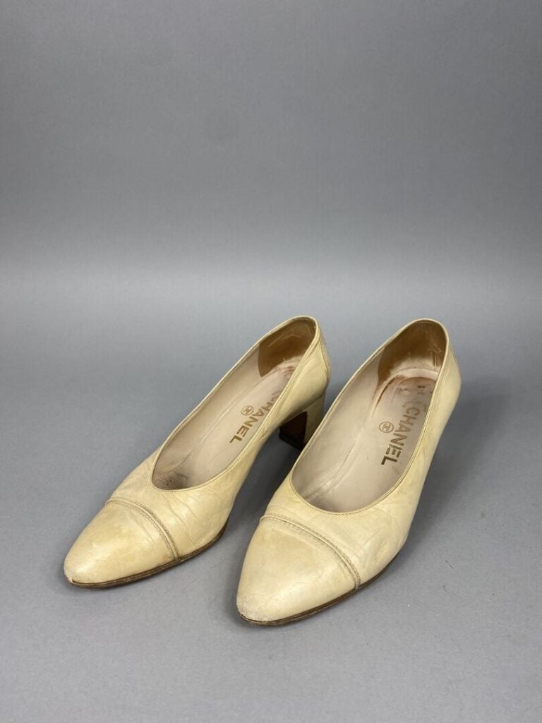 CHANEL - Deux paires d'escarpins à bout pointu, l'une en daim noir avec talon v…