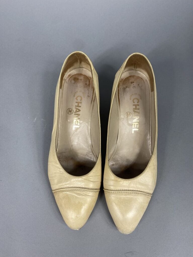 CHANEL - Deux paires d'escarpins à bout pointu, l'une en daim noir avec talon v…