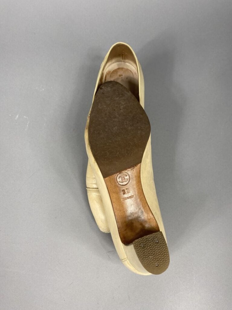 CHANEL - Deux paires d'escarpins à bout pointu, l'une en daim noir avec talon v…