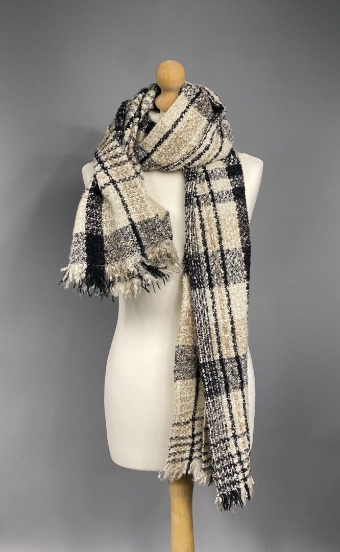 CHANEL - Echarpe en tweed de laine à motifs de carreaux dans les tons beige et…