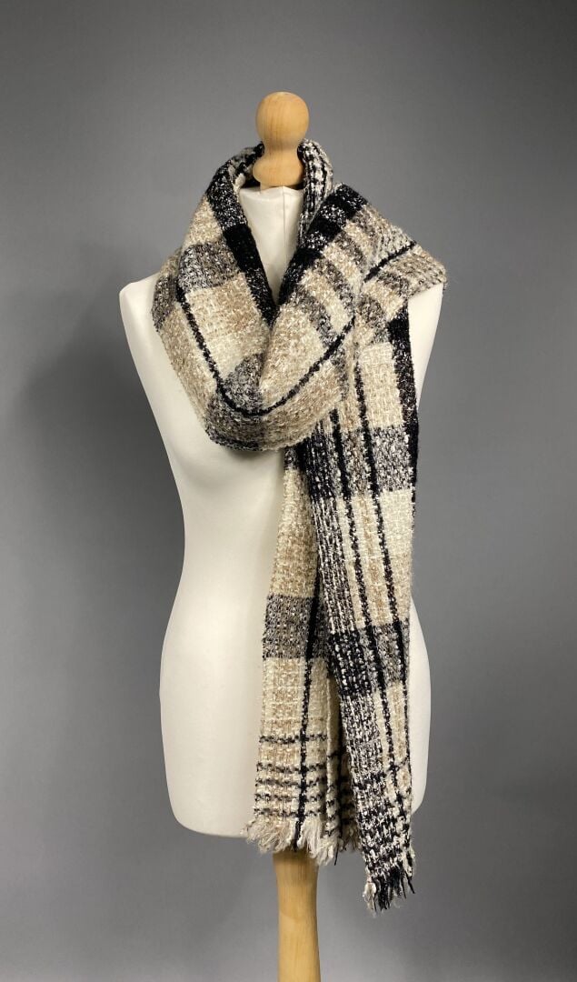 CHANEL - Echarpe en tweed de laine à motifs de carreaux dans les tons beige et…