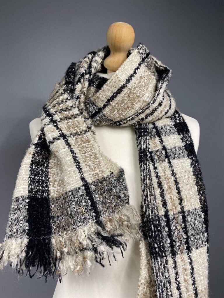 CHANEL - Echarpe en tweed de laine à motifs de carreaux dans les tons beige et…