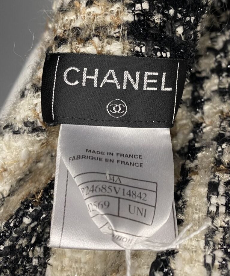 CHANEL - Echarpe en tweed de laine à motifs de carreaux dans les tons beige et…
