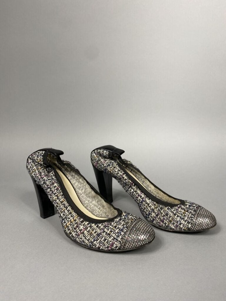 CHANEL - Escarpins en tweed et cuir verni noir. - Talon de 8cm. - Pointure 38,5…