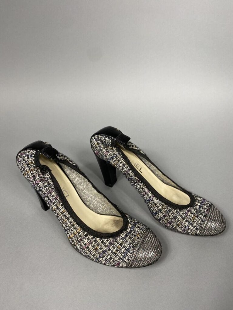CHANEL - Escarpins en tweed et cuir verni noir. - Talon de 8cm. - Pointure 38,5…