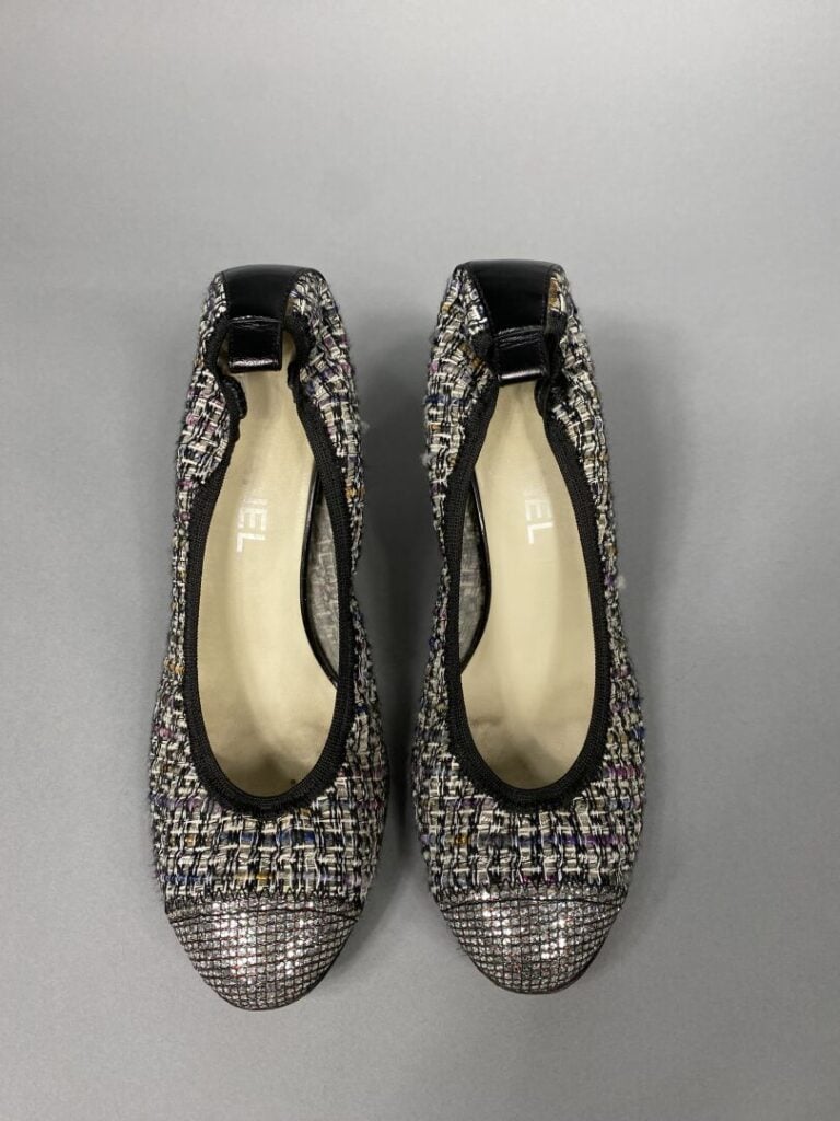 CHANEL - Escarpins en tweed et cuir verni noir. - Talon de 8cm. - Pointure 38,5…