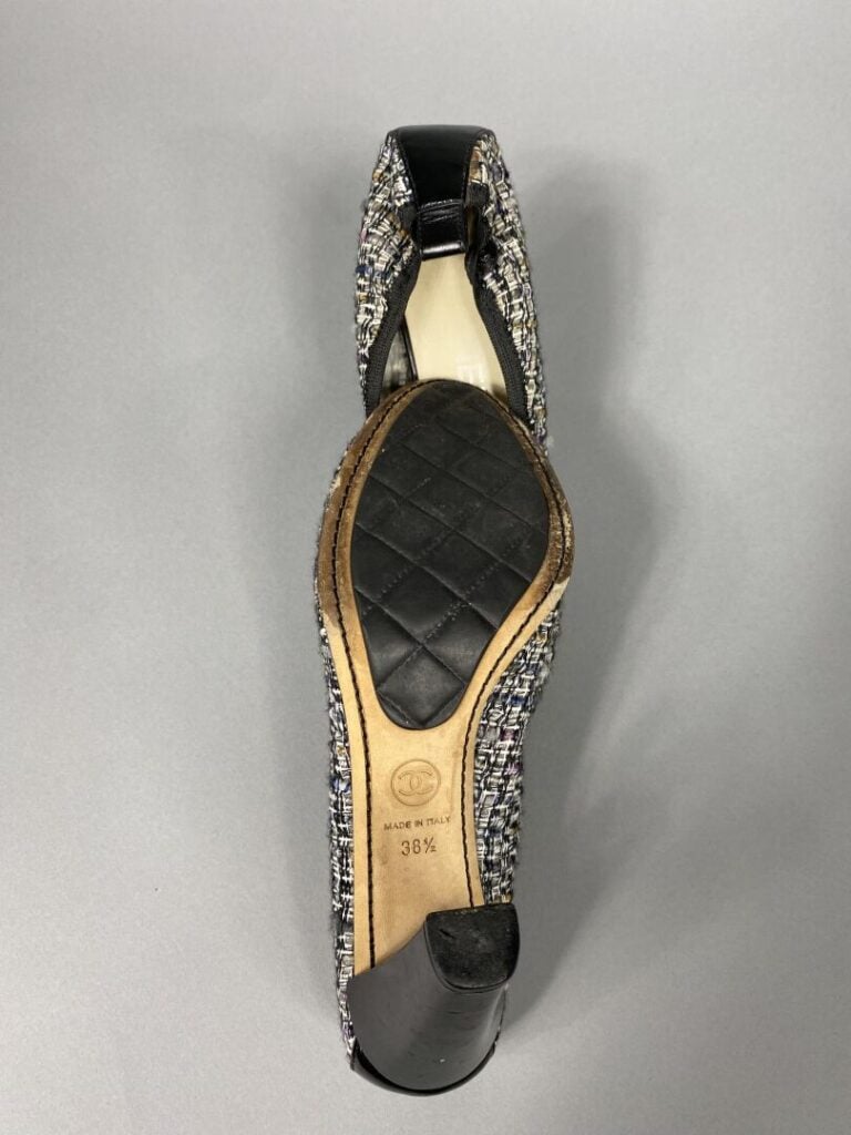 CHANEL - Escarpins en tweed et cuir verni noir. - Talon de 8cm. - Pointure 38,5…