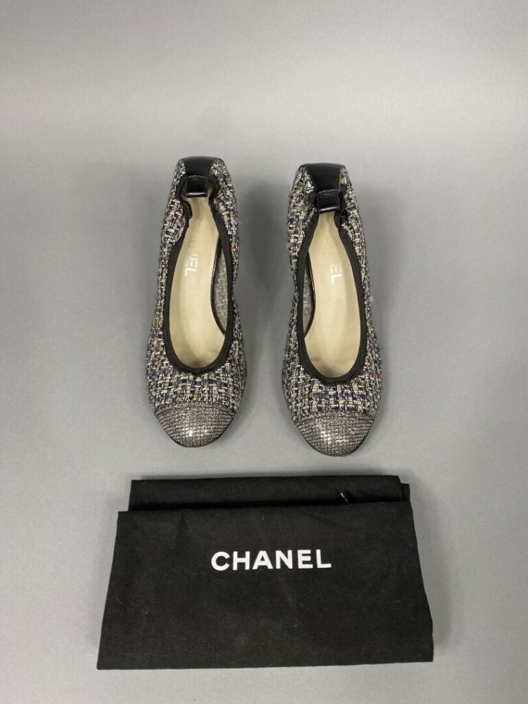 CHANEL - Escarpins en tweed et cuir verni noir. - Talon de 8cm. - Pointure 38,5…