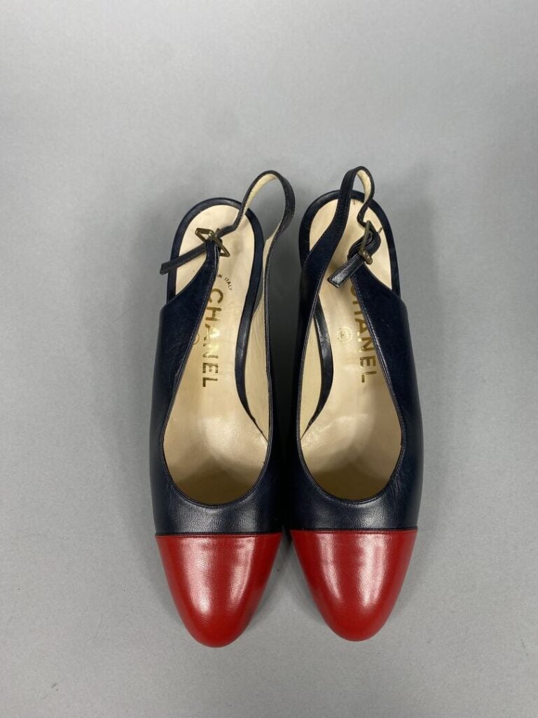 CHANEL - Escarpins « slingback » en cuir marine et rouge - Pointure 35,5 - Talo…