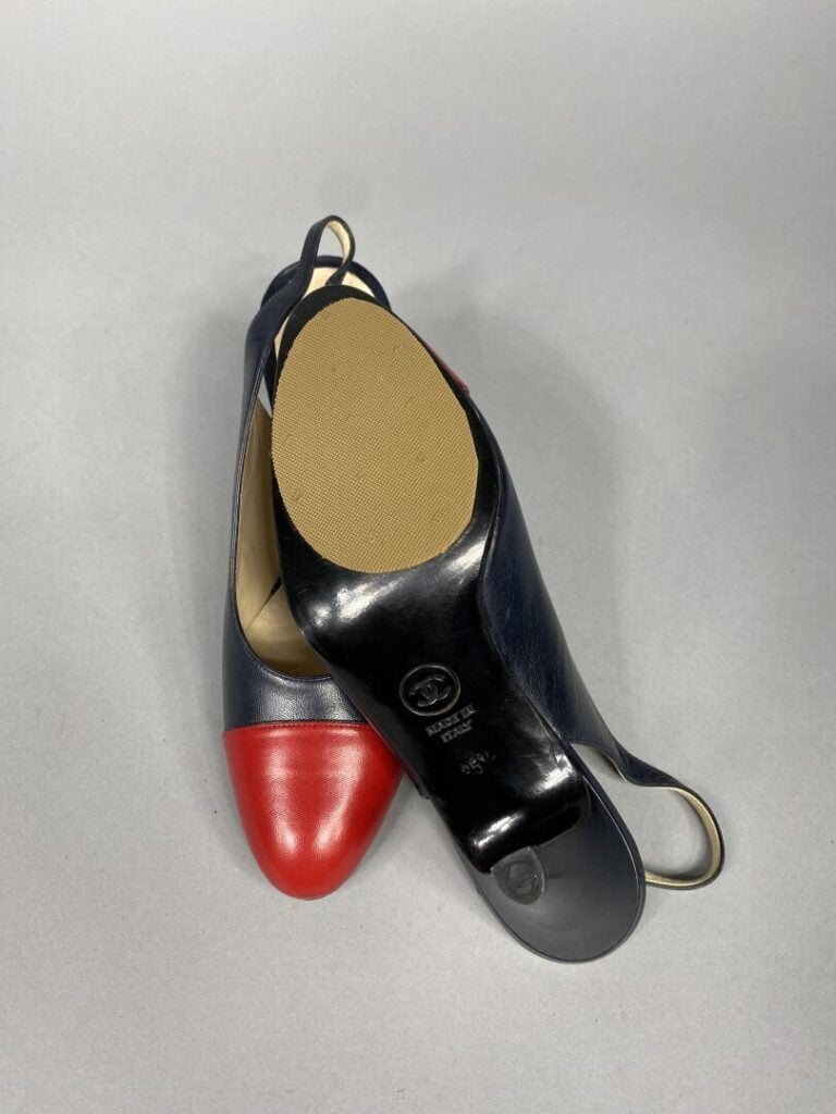 CHANEL - Escarpins « slingback » en cuir marine et rouge - Pointure 35,5 - Talo…