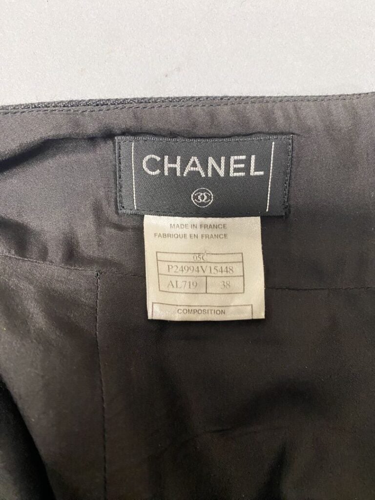 CHANEL - Jupe en lin et cachemire noir, le bas légèrement volanté, fermeture zi…