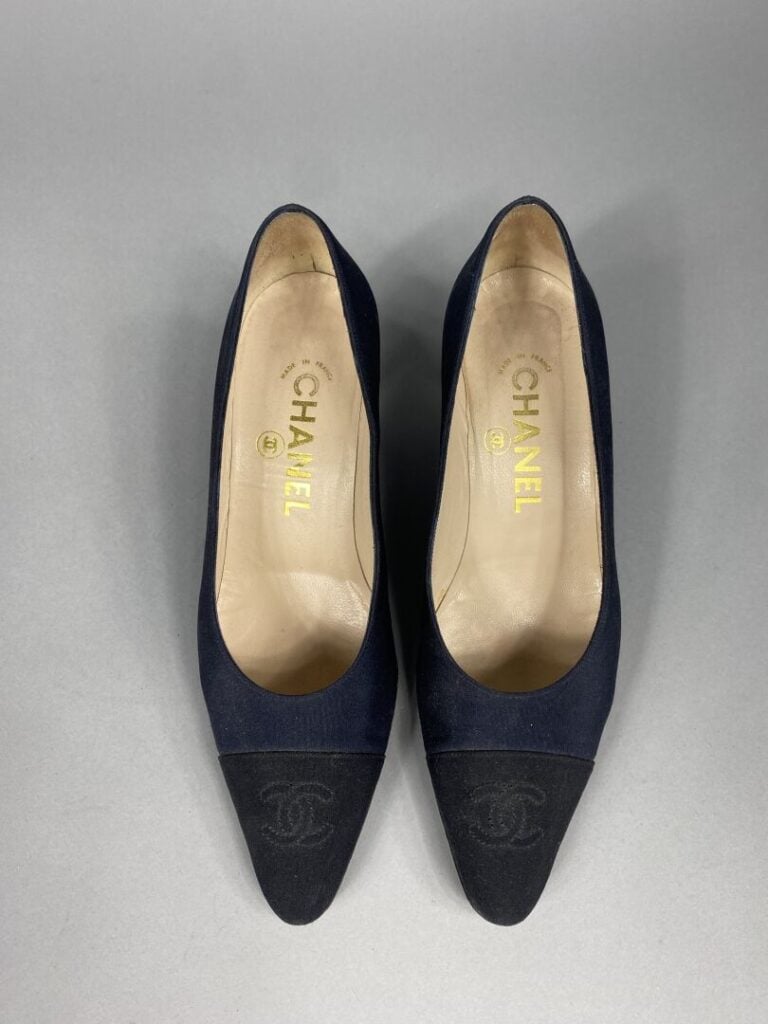 CHANEL - Paire d'escarpins à bout pointu en tissu satiné marine et noir orné du…