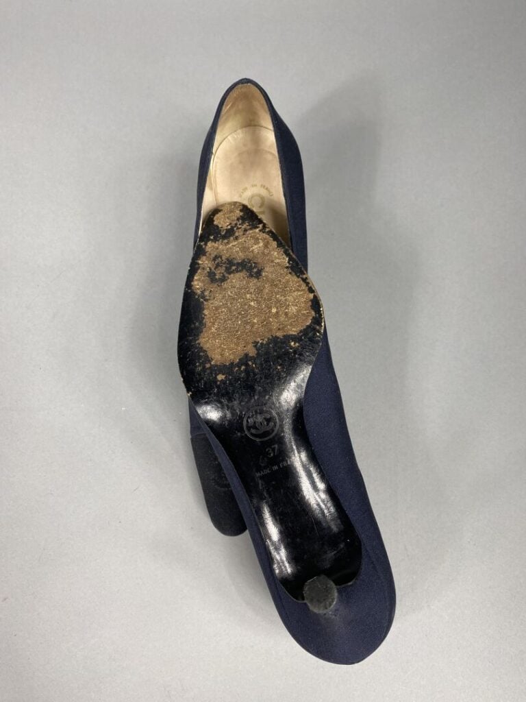 CHANEL - Paire d'escarpins à bout pointu en tissu satiné marine et noir orné du…