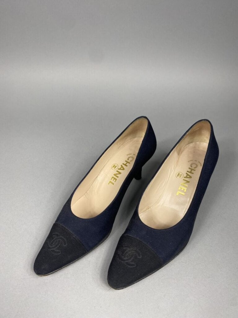 CHANEL - Paire d'escarpins à bout pointu en tissu satiné marine et noir orné du…