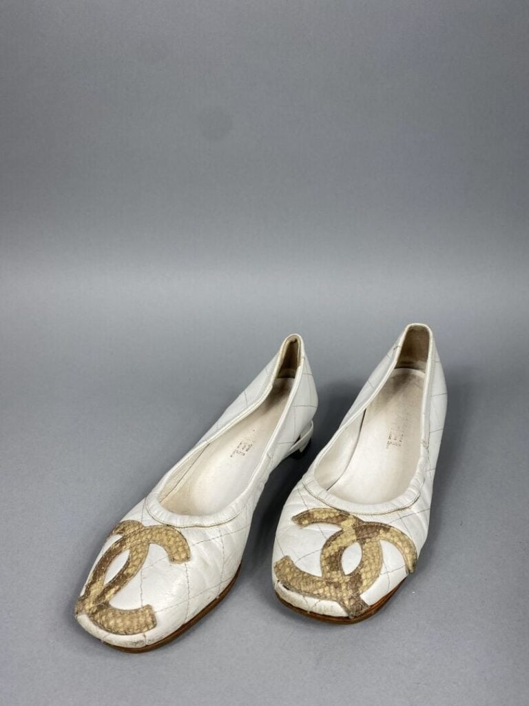 CHANEL - Paire de ballerines à bout arrondi en cuir blanc matelassé orné du sig…