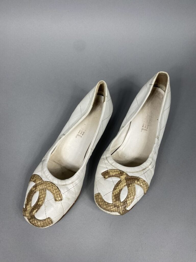 CHANEL - Paire de ballerines à bout arrondi en cuir blanc matelassé orné du sig…